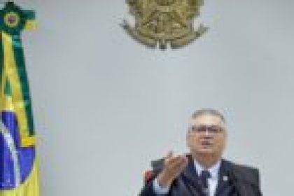 Dino bloqueia R$ 23 mi de construtoras por fotos falsas