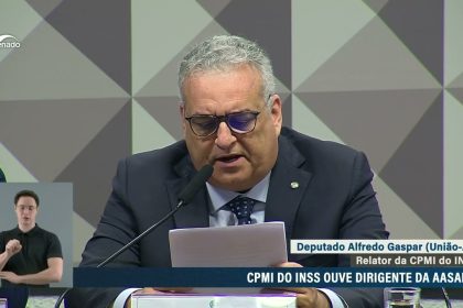 CPMI do INSS apreende celular de Igor Delecrode
