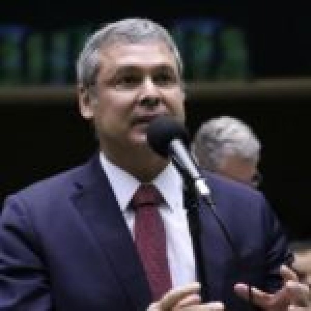 Lindbergh pede ao STF perda de mandato de Zambelli e Ramagem