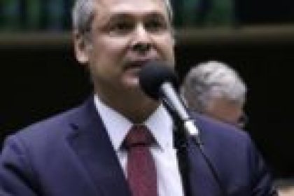 Lindbergh pede ao STF perda de mandato de Zambelli e Ramagem