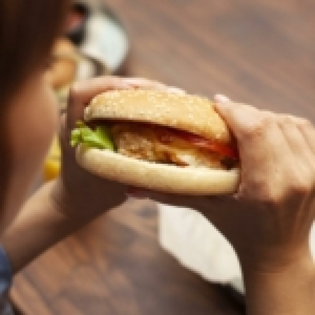 Fast food condenado por impedir funcionária de levar comida