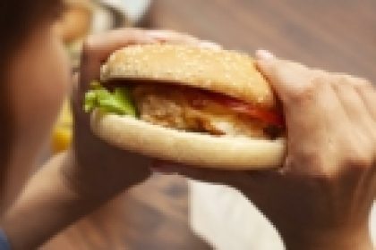 Fast food condenado por impedir funcionária de levar comida