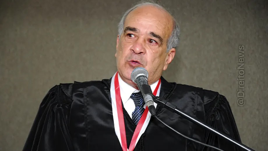 CNJ aposenta desembargador por tapa em nádega de colaboradora