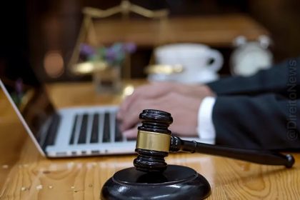 Golpistas simulam tribunal online como advogado, juiz e promotor