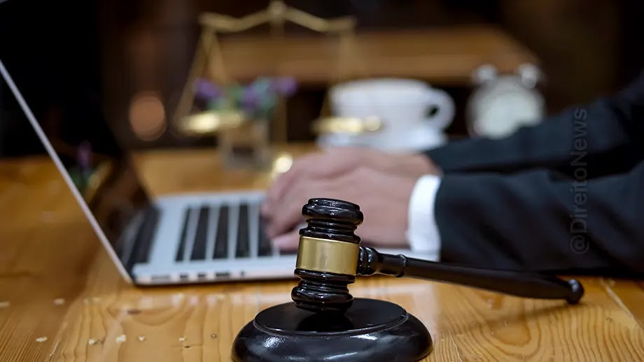 Golpistas simulam tribunal online como advogado, juiz e promotor