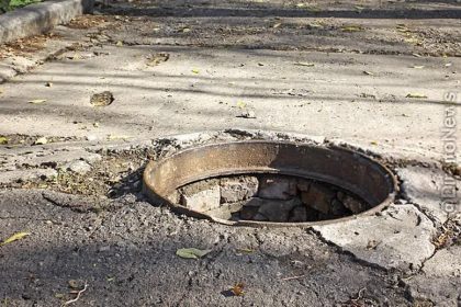 Prefeitura deve indenizar pedestre que caiu em bueiro sem tampa