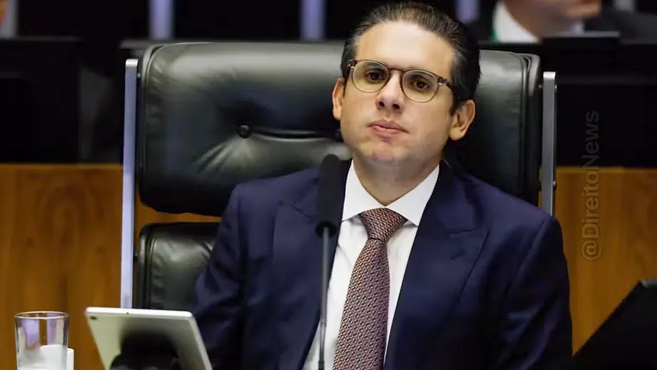 Hugo Motta promete mudar escala 6x1 e trabalho por app