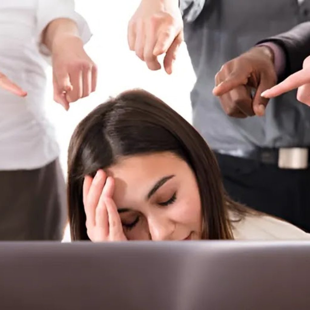 Trabalhadora de 45 anos indenizada por ser chamada de véia