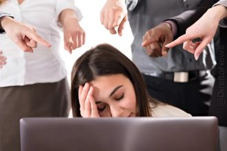 Trabalhadora de 45 anos indenizada por ser chamada de véia