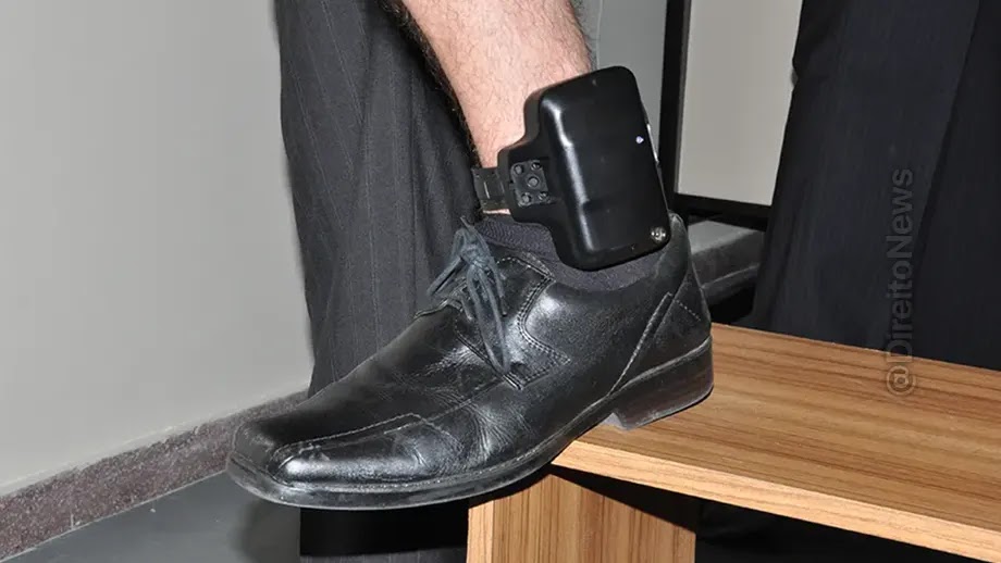 Empresa demite com tornozeleira e paga R$ 8 mil de indenização