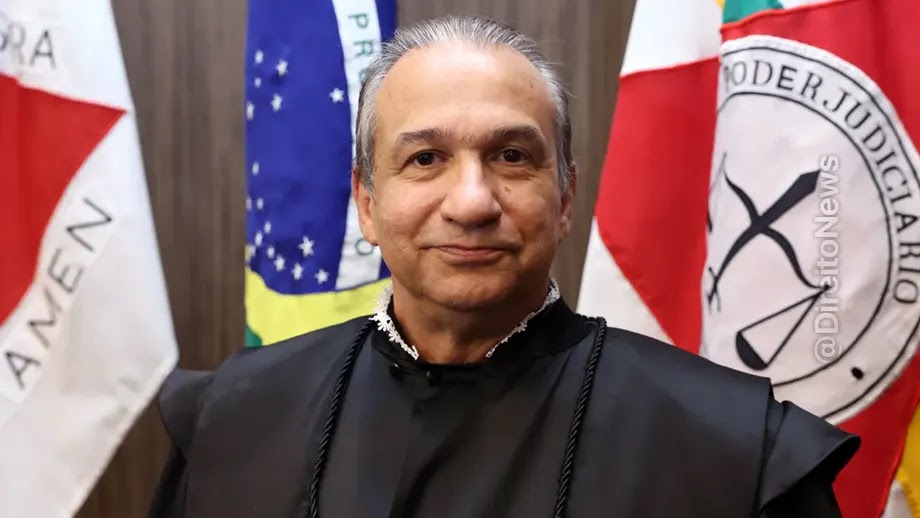 Ex-estagiária: desembargador de MG beijou sem consentimento