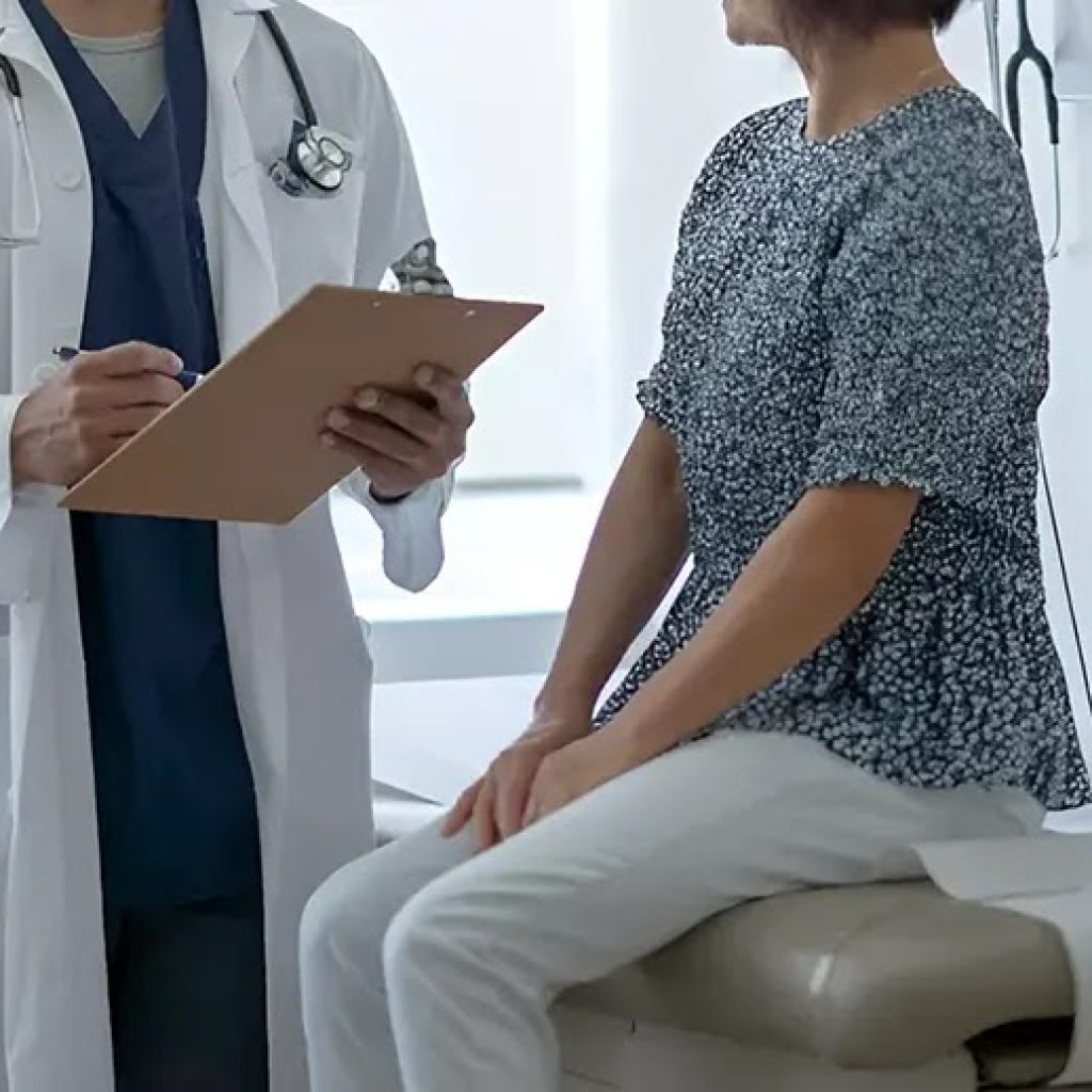 Mulher demitida após tirar 114 dias de licença médica