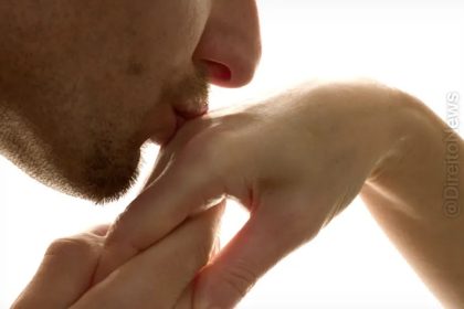 Justiça espanhola: beijo na mão sem consentimento é agressão sexual