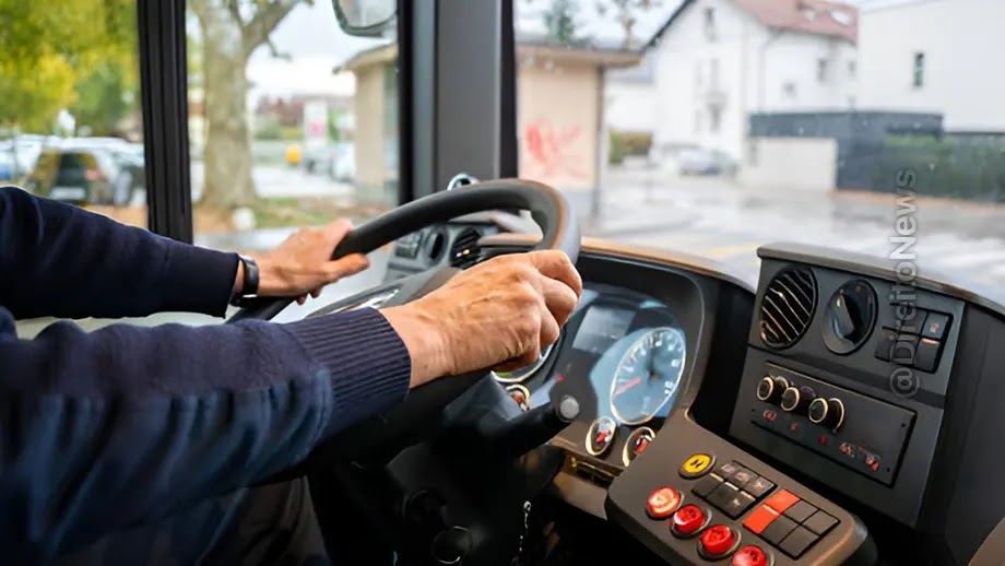 Motorista de ônibus recebe hora extra após sexta hora de trabalho