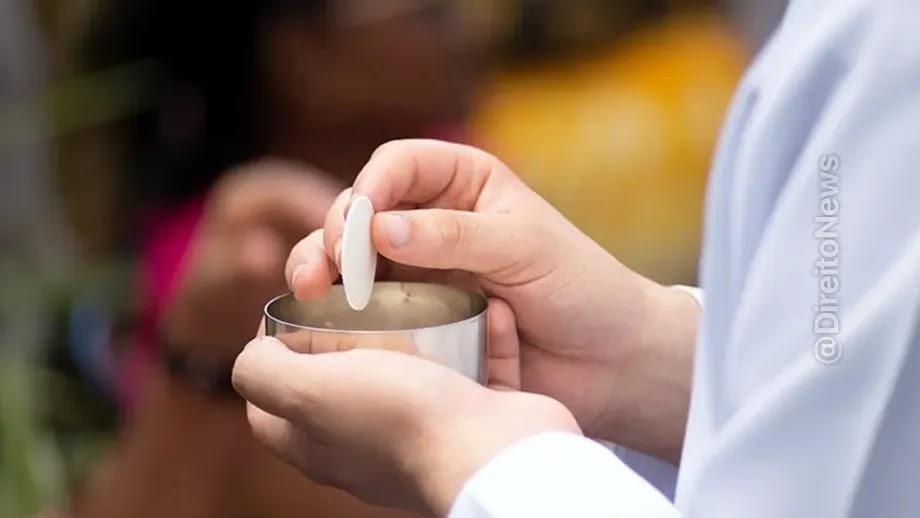 Mulher condenada por tumultuar missa e furtar hóstia
