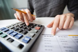 Juiz reduz taxa de juros bancários 12 vezes acima da média