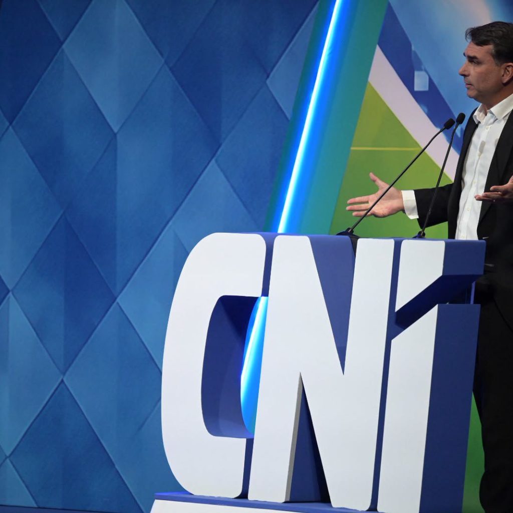 Flávio Bolsonaro propõe suspender reforma tributária e reduzir IVA a 20%