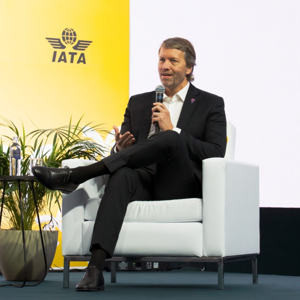 Reforma tributária e fim da escala 6x1 desafiam setor aéreo, diz CEO da Latam