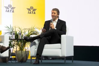 Reforma tributária e fim da escala 6x1 desafiam setor aéreo, diz CEO da Latam