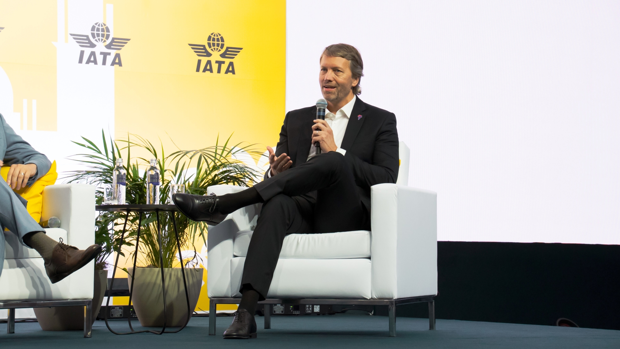Reforma tributária e fim da escala 6x1 desafiam setor aéreo, diz CEO da Latam