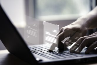 Juíza dos EUA pune advogados por mau uso de IA
