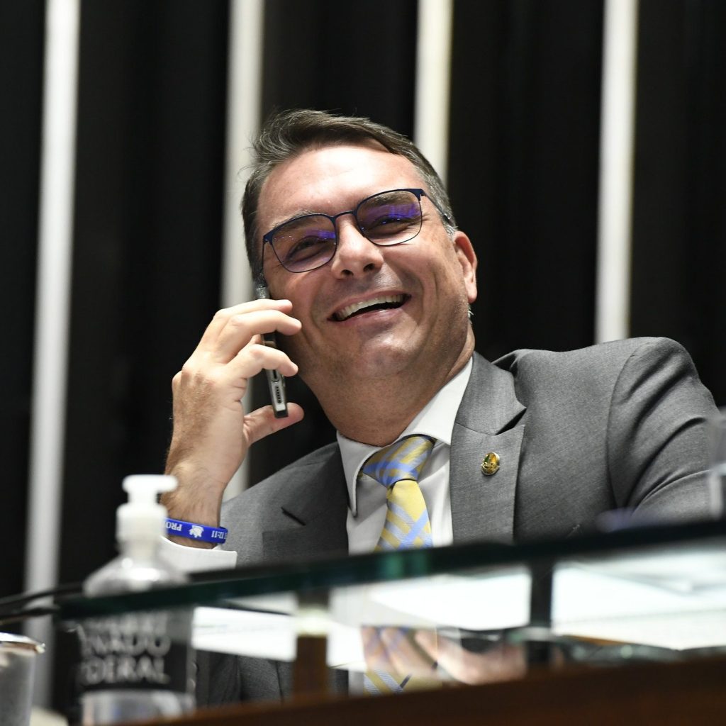 OAB pede a Moraes autorizar Flávio a falar com Bolsonaro como advogado