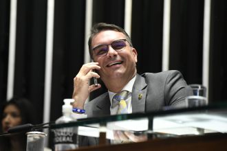OAB pede a Moraes autorizar Flávio a falar com Bolsonaro como advogado