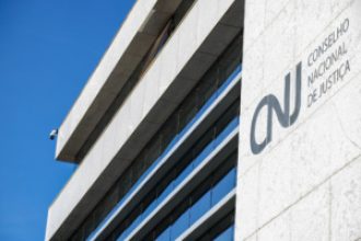 Flávio Dino aplica medidas cautelares contra conselheiro do CNJ