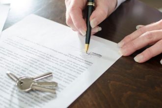 Escritura pública e alienação fiduciária fora do SFI