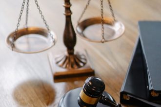Desembargador com saldo de R$ 96 defende salário de juízes