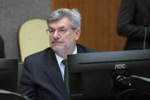 Nunes Marques relata pedido de perda do cargo de Marco Buzzi