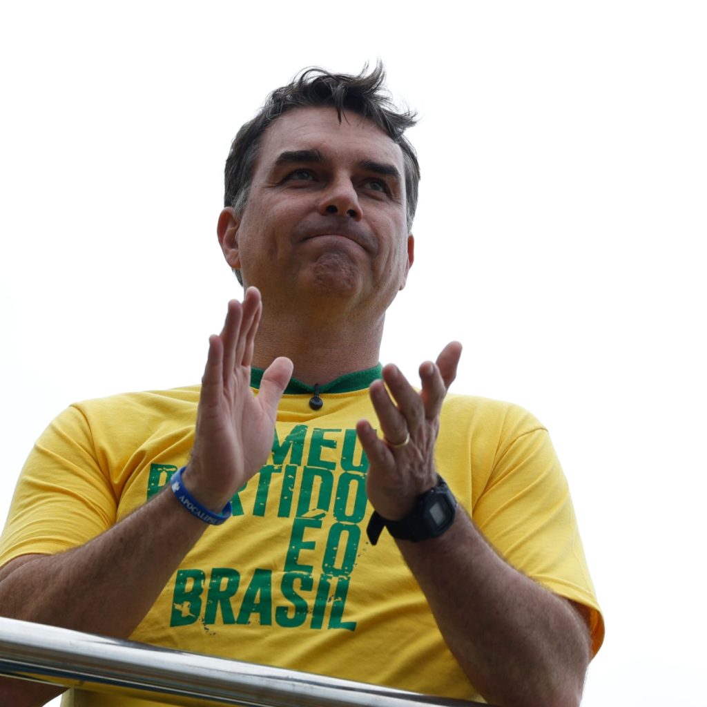 Flávio Bolsonaro defende retirar split payment