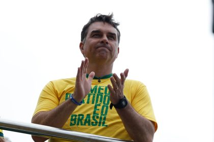 Flávio Bolsonaro defende retirar split payment