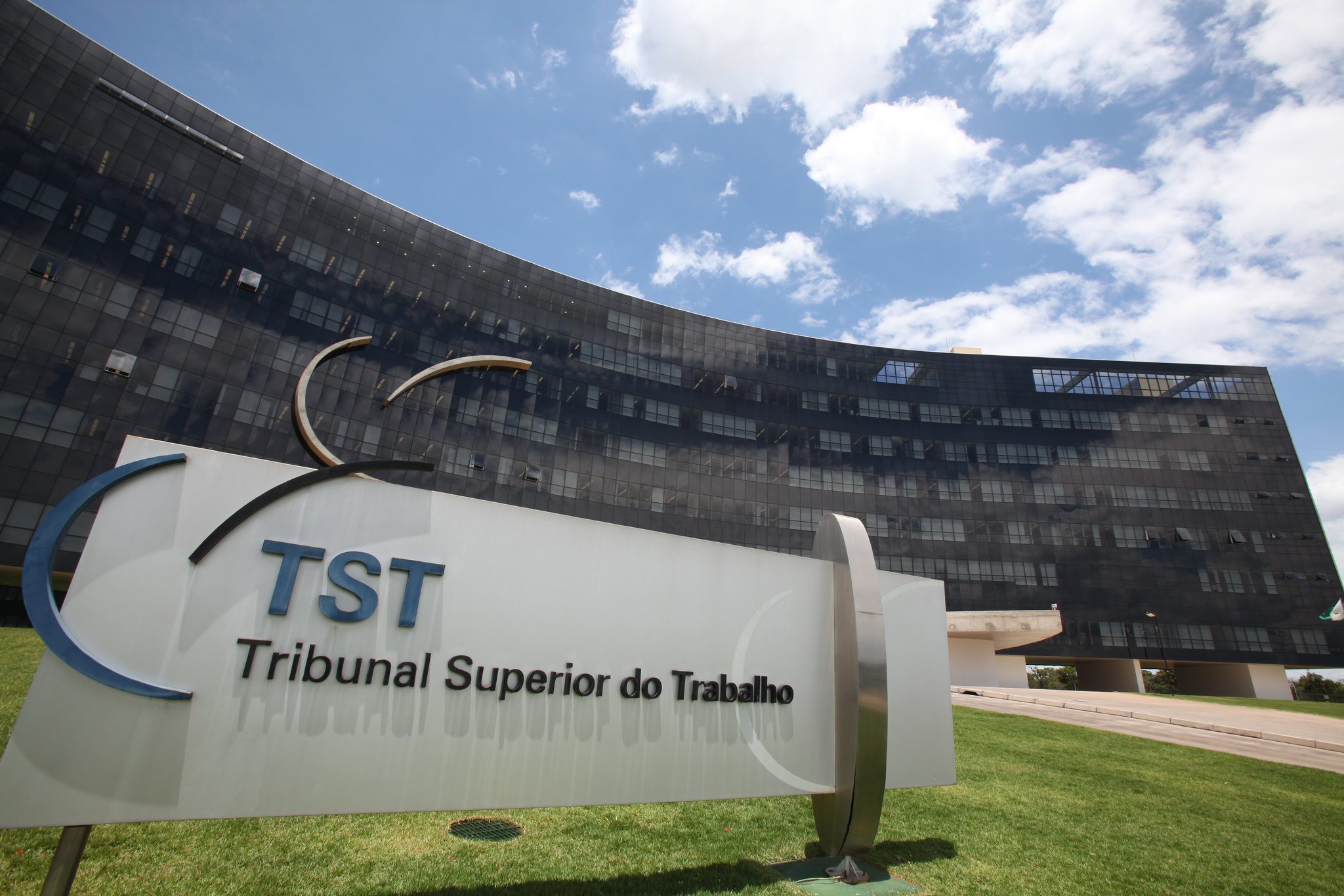 TST fixa teses vinculantes sobre divisor 220